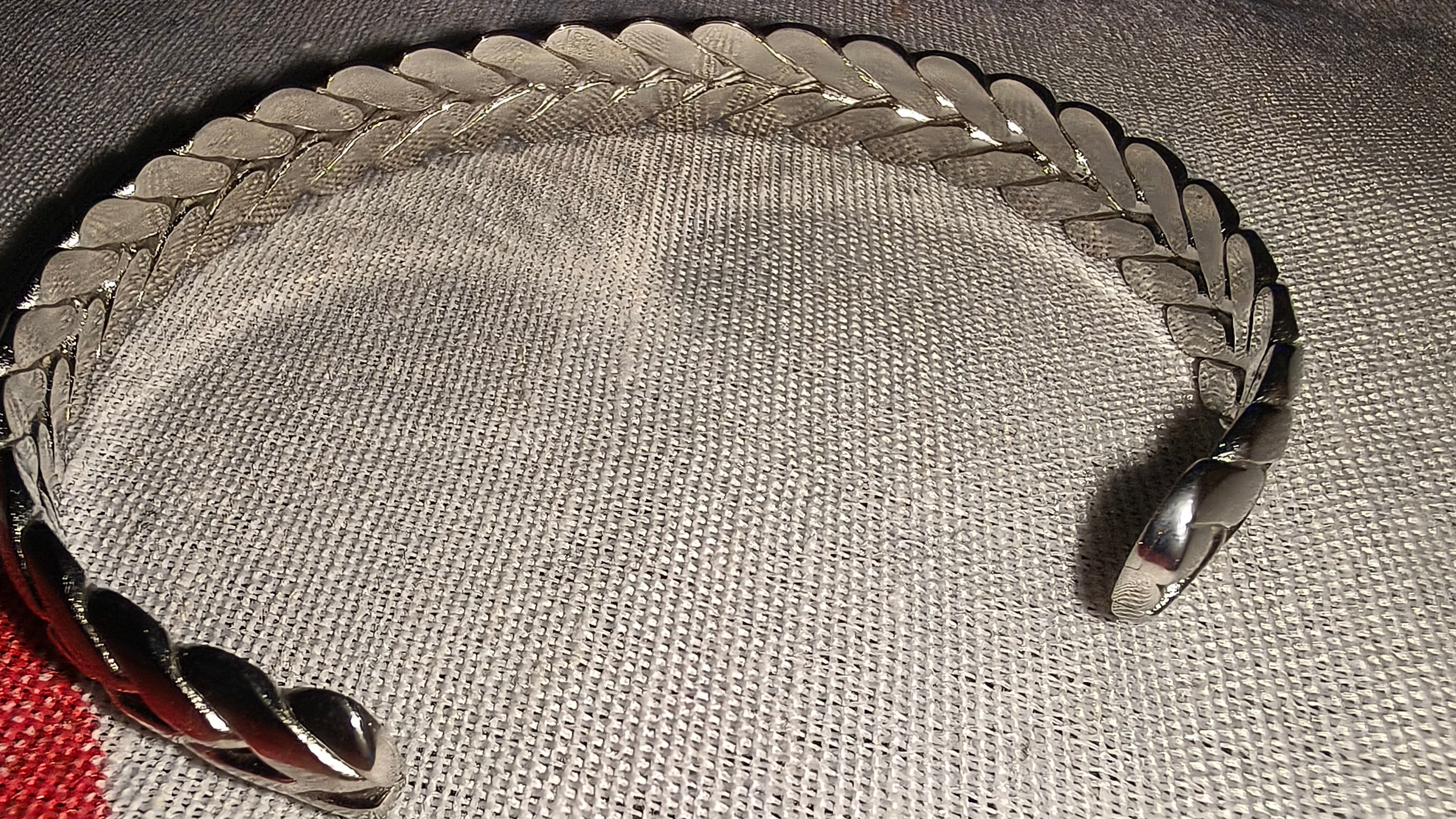 Bracciale rigido intreccio